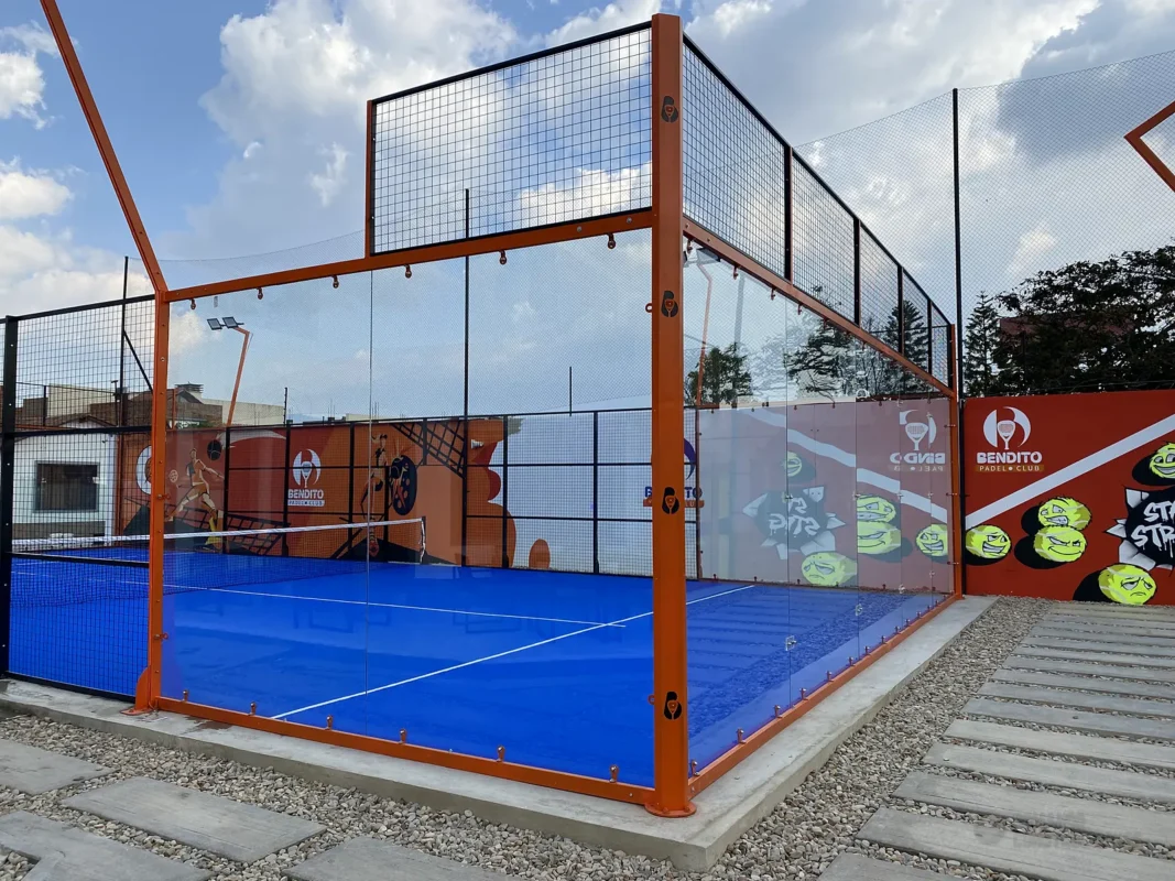 Vista en diagonal de la cancha de pádel de Bendito Padel Club en Cajicá (2 de 3)
