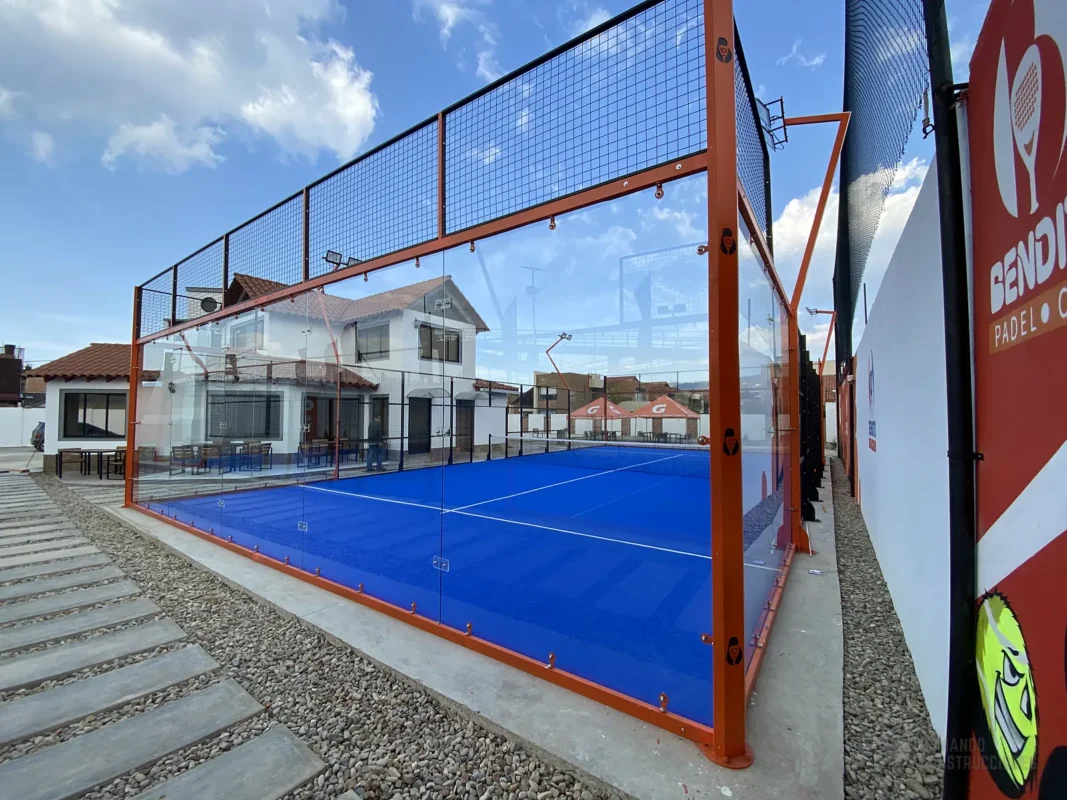 Perfilería y esquina estructural de la cancha de pádel de Bendito Padel Club en Cajicá (2 de 3)