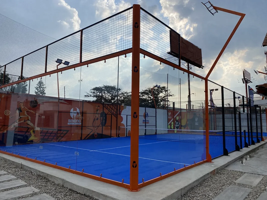 Fondo de vidrio templado de la cancha de pádel de Bendito Padel Club en Cajicá (2 de 3)