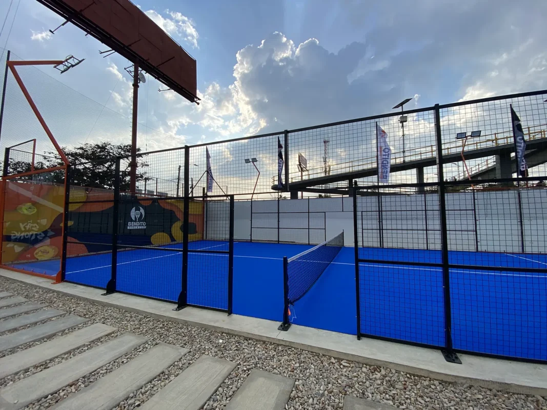 Muro de vidrio templado de la cancha de pádel de Bendito Padel Club en Cajicá (2 de 2)