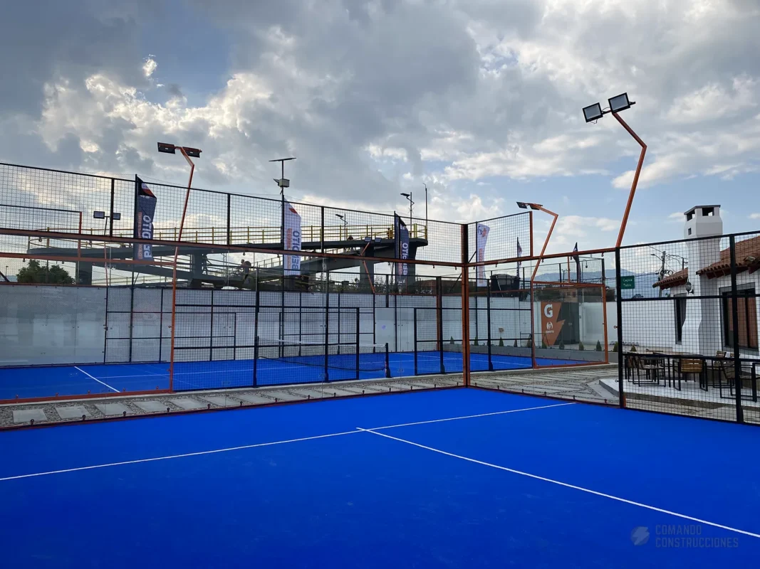 Estructura metálica y malla perimetral de la cancha de pádel de Bendito Padel Club en Cajicá (2 de 2)