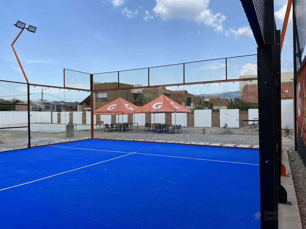 Césped sintético y líneas de juego de la cancha de pádel de Bendito Padel Club en Cajicá (3 de 4)