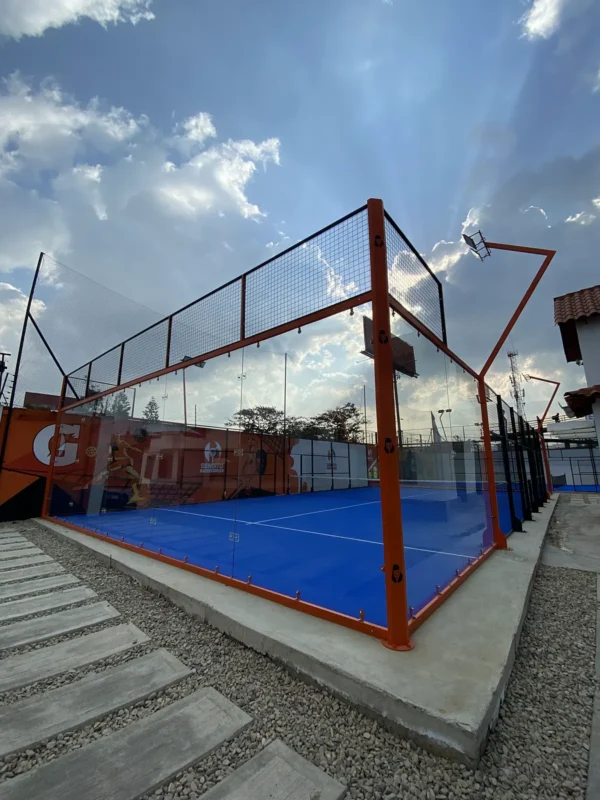 Red y postes centrales de la cancha de pádel de Bendito Padel Club en Cajicá (3 de 3)