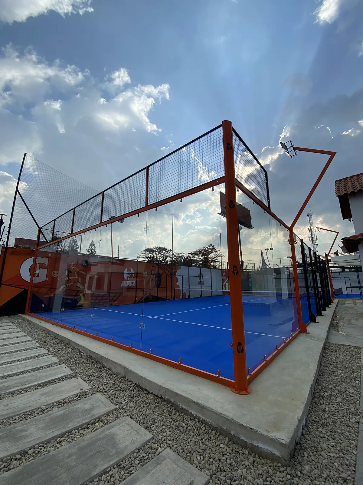 Red y postes centrales de la cancha de pádel de Bendito Padel Club en Cajicá