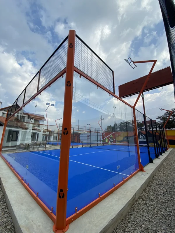 Vista en diagonal de la cancha de pádel de Bendito Padel Club en Cajicá (3 de 3)