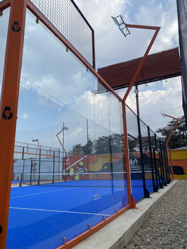 Perfilería y esquina estructural de la cancha de pádel de Bendito Padel Club en Cajicá (3 de 3)