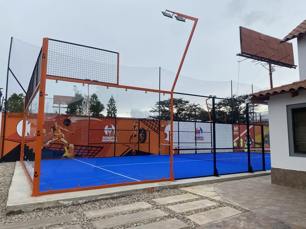 Fondo de vidrio templado de la cancha de pádel de Bendito Padel Club en Cajicá (3 de 3)
