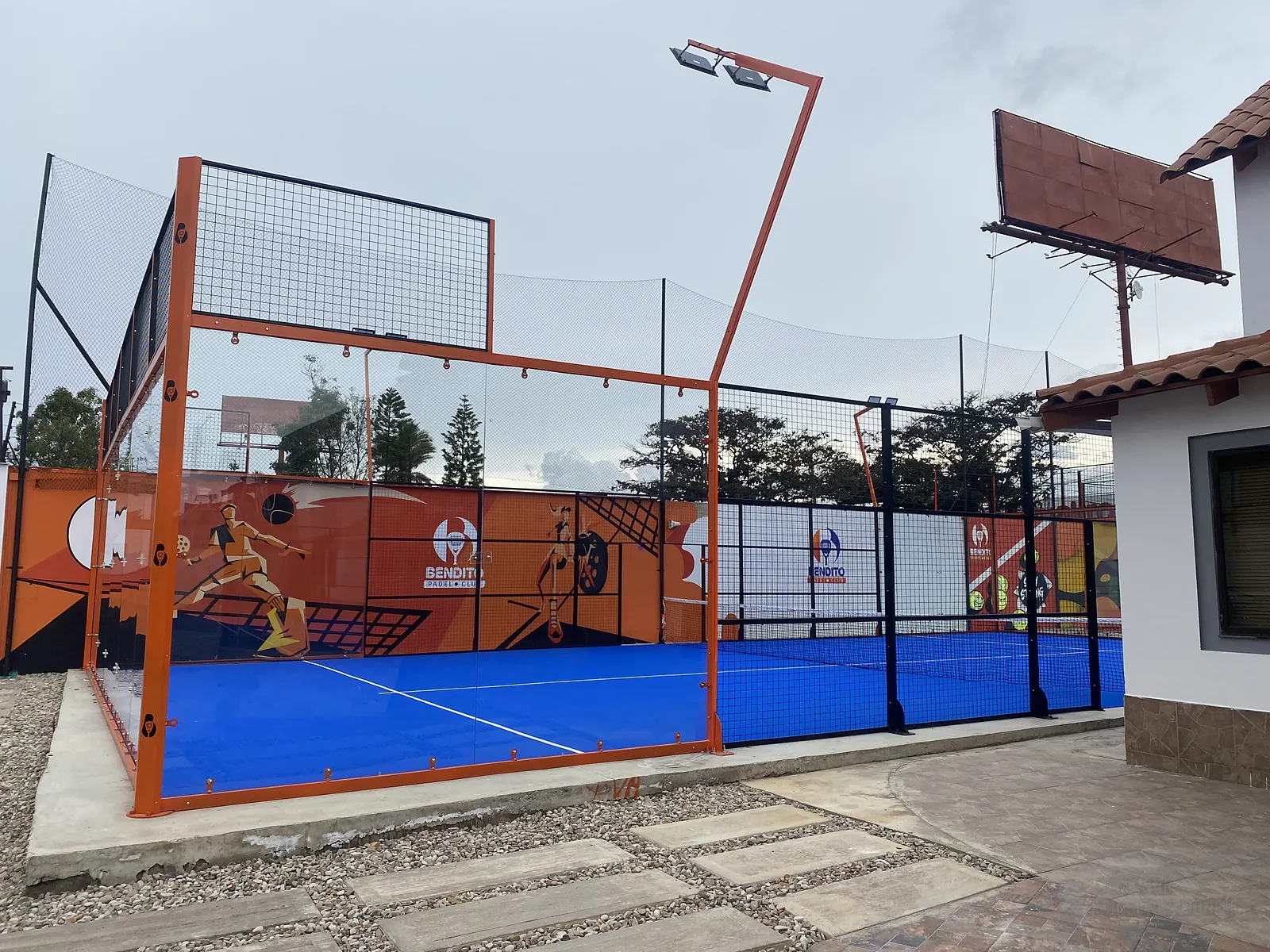 Fondo de vidrio templado de la cancha de pádel de Bendito Padel Club en Cajicá