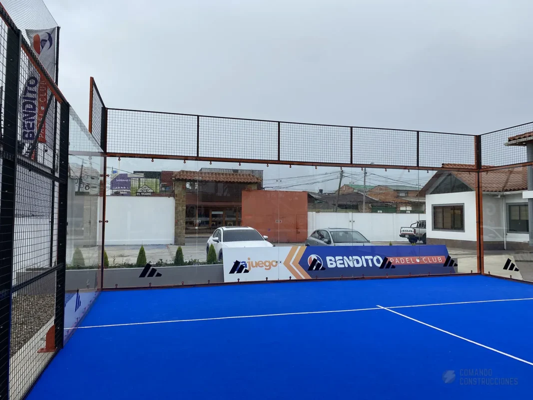 Fachada y aviso del club de pádel de Bendito Padel Club en Cajicá