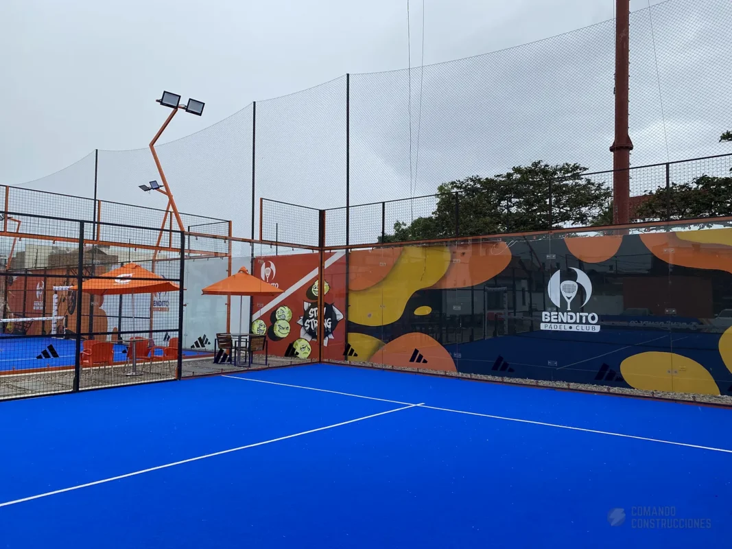 Césped sintético y líneas de juego de la cancha de pádel de Bendito Padel Club en Cajicá (4 de 4)