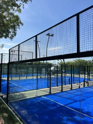 Fondo de vidrio templado de la cancha de pádel de Blue Padel en Cartagena (1 de 3)