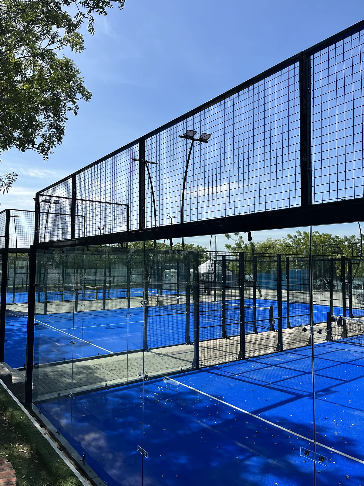 Fondo de vidrio templado de la cancha de pádel de Blue Padel en Cartagena