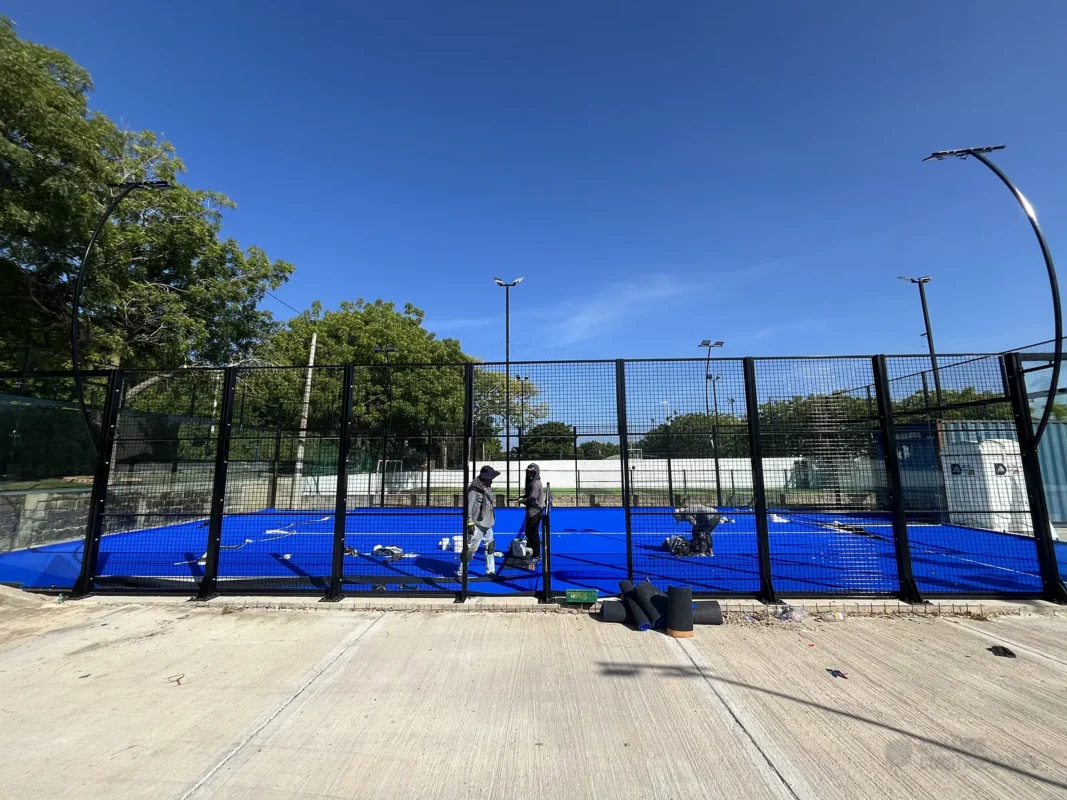 Placa de concreto antes de instalar la cancha de pádel de Blue Padel en Cartagena