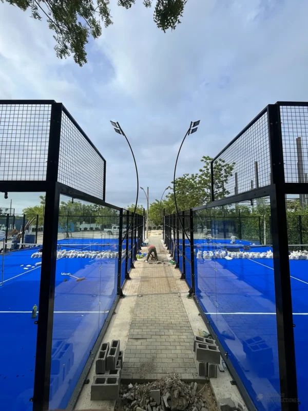 Muro de vidrio templado de la cancha de pádel de Blue Padel en Cartagena (1 de 4)