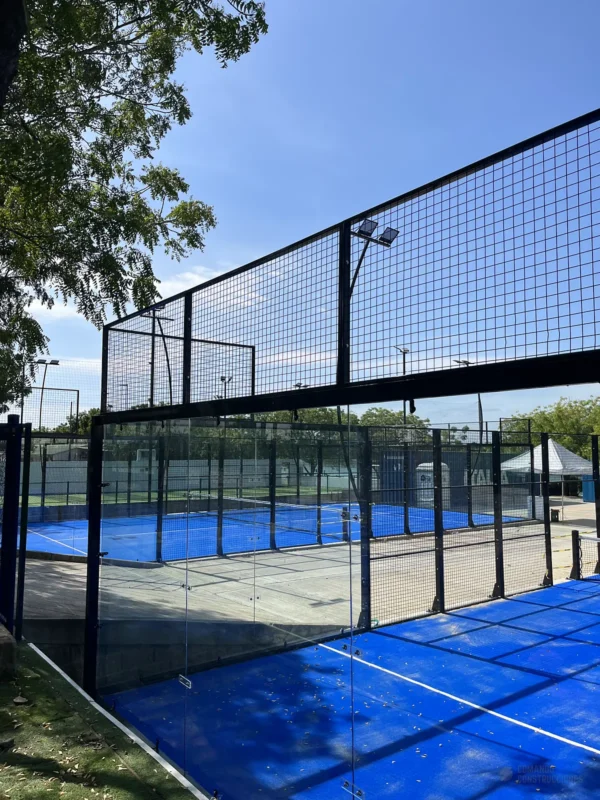 Estructura metálica y malla perimetral de la cancha de pádel de Blue Padel en Cartagena (1 de 3)