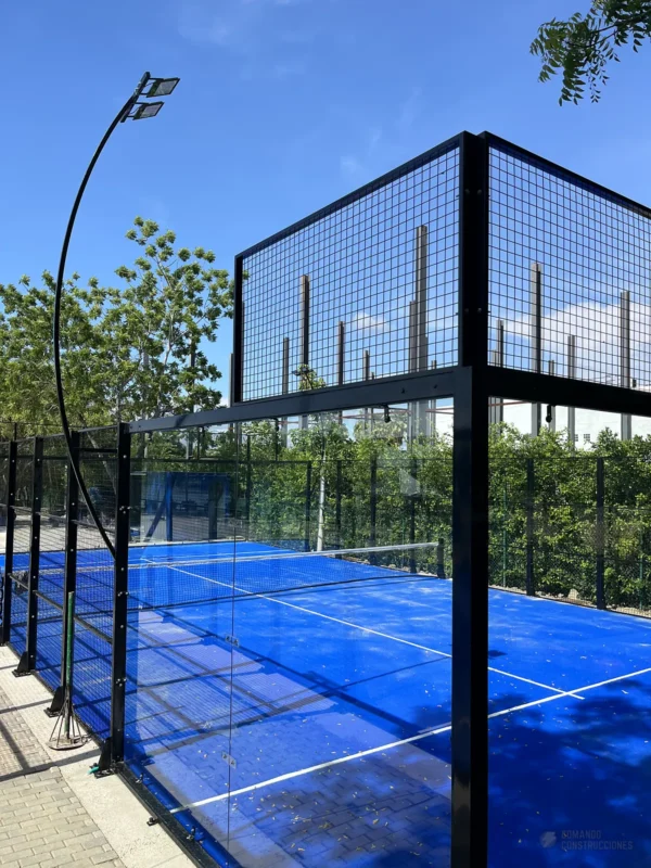 Césped sintético y líneas de juego de la cancha de pádel de Blue Padel en Cartagena (1 de 3)