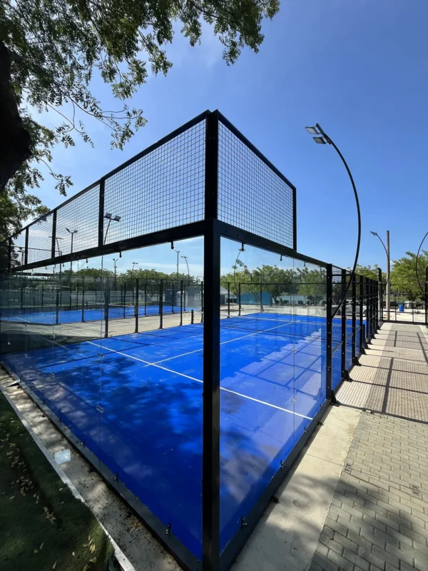 Red y postes centrales de la cancha de pádel de Blue Padel en Cartagena (1 de 2)