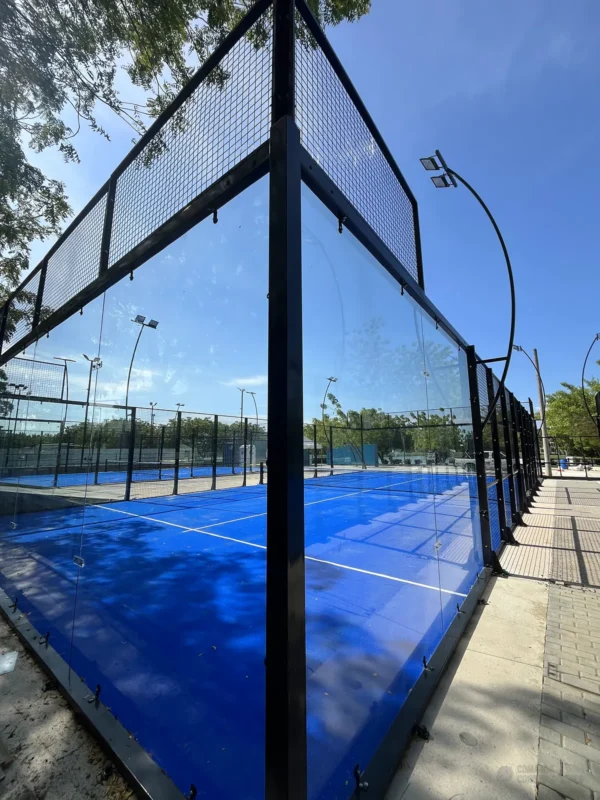Vista en diagonal de la cancha de pádel de Blue Padel en Cartagena (1 de 2)