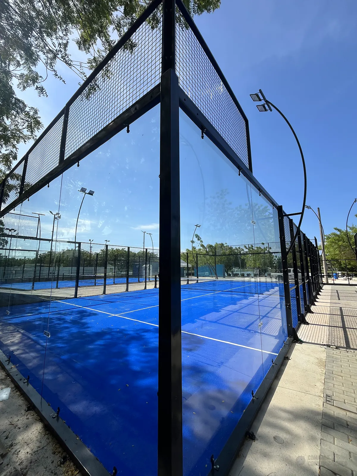Vista en diagonal de la cancha de pádel de Blue Padel en Cartagena