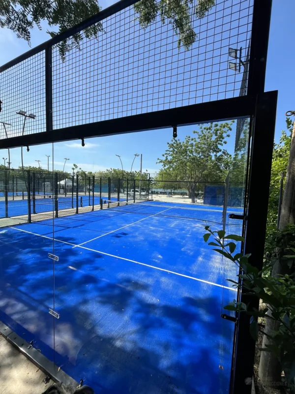 Perfilería y esquina estructural de la cancha de pádel de Blue Padel en Cartagena (1 de 2)