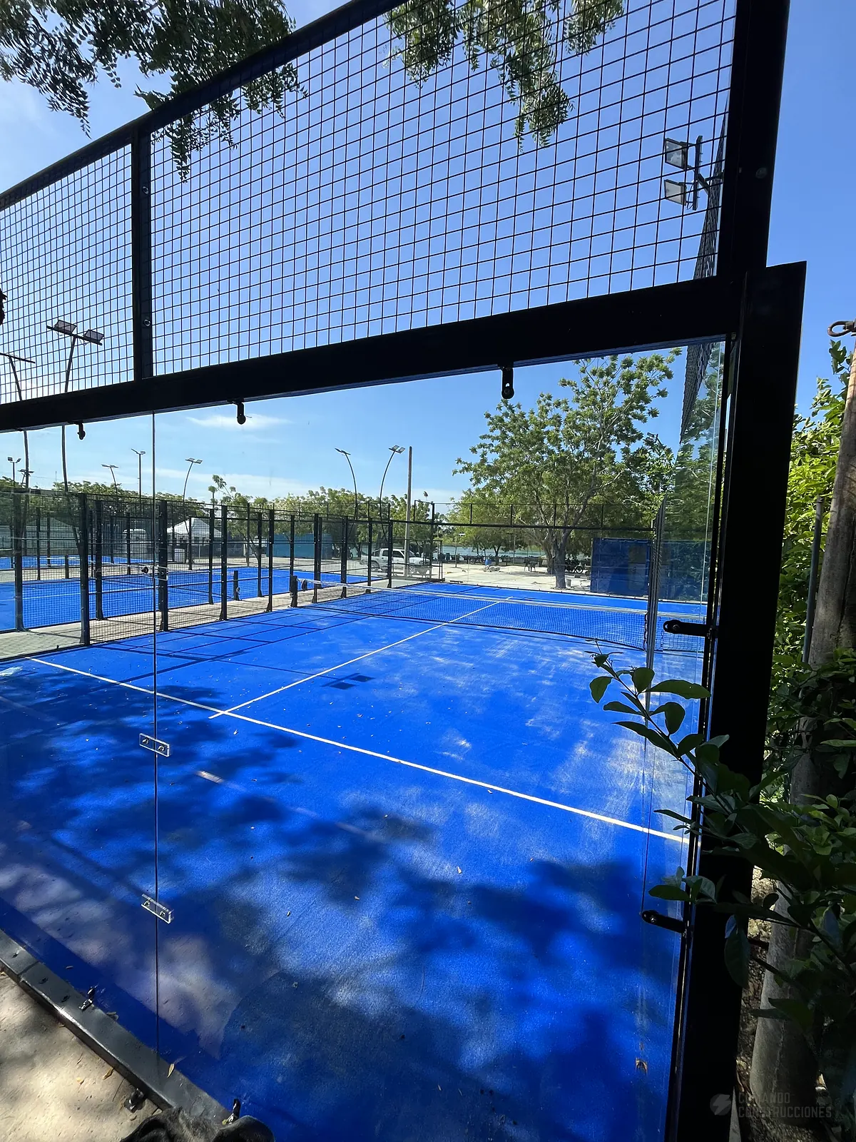 Perfilería y esquina estructural de la cancha de pádel de Blue Padel en Cartagena