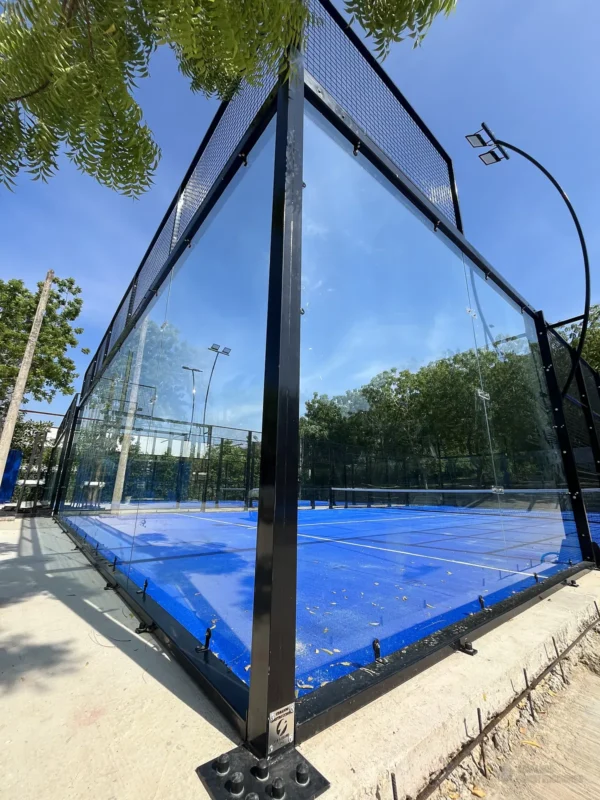 Muro de vidrio templado de la cancha de pádel de Blue Padel en Cartagena (2 de 4)