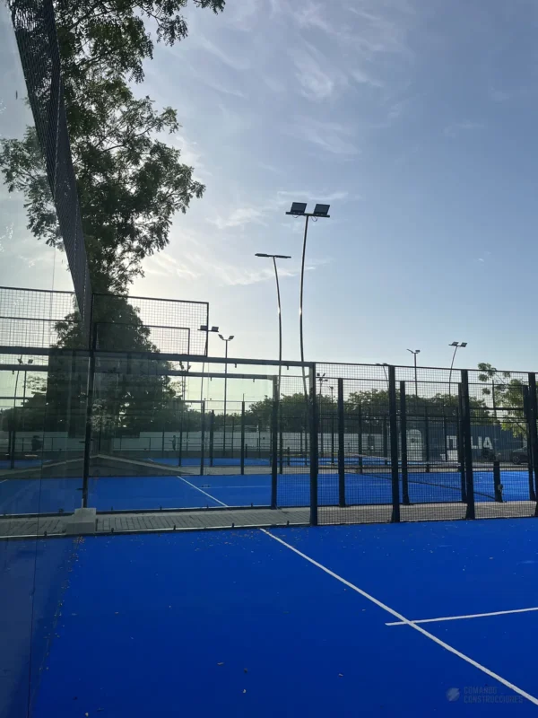 Estructura metálica y malla perimetral de la cancha de pádel de Blue Padel en Cartagena (2 de 3)