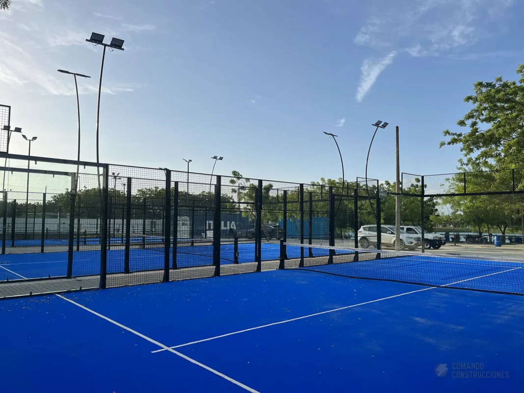 Césped sintético y líneas de juego de la cancha de pádel de Blue Padel en Cartagena (2 de 3)