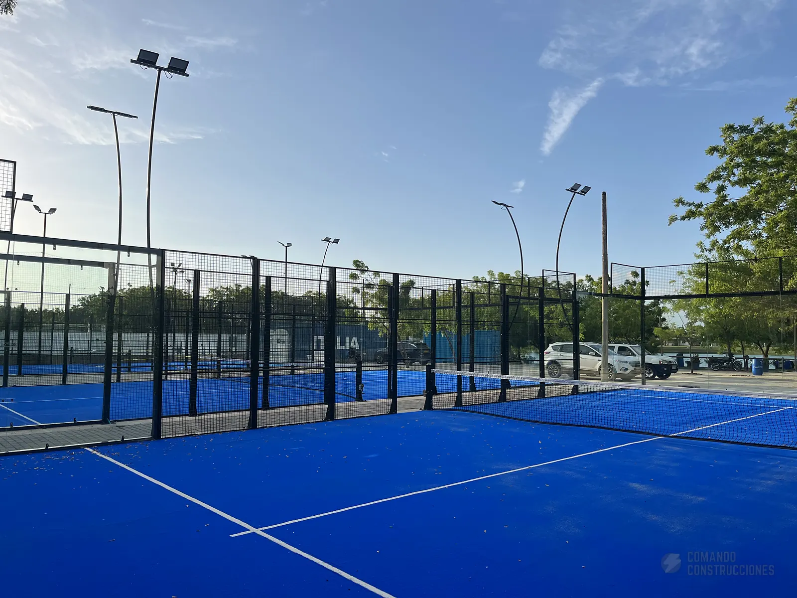 Césped sintético y líneas de juego de la cancha de pádel de Blue Padel en Cartagena
