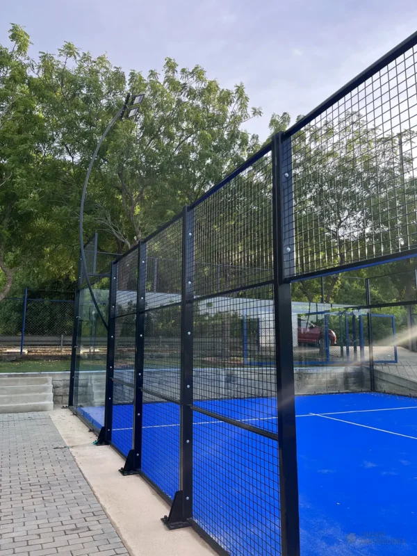 Red y postes centrales de la cancha de pádel de Blue Padel en Cartagena (2 de 2)