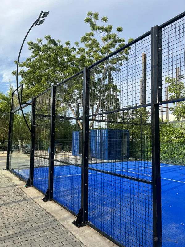 Vista en diagonal de la cancha de pádel de Blue Padel en Cartagena (2 de 2)