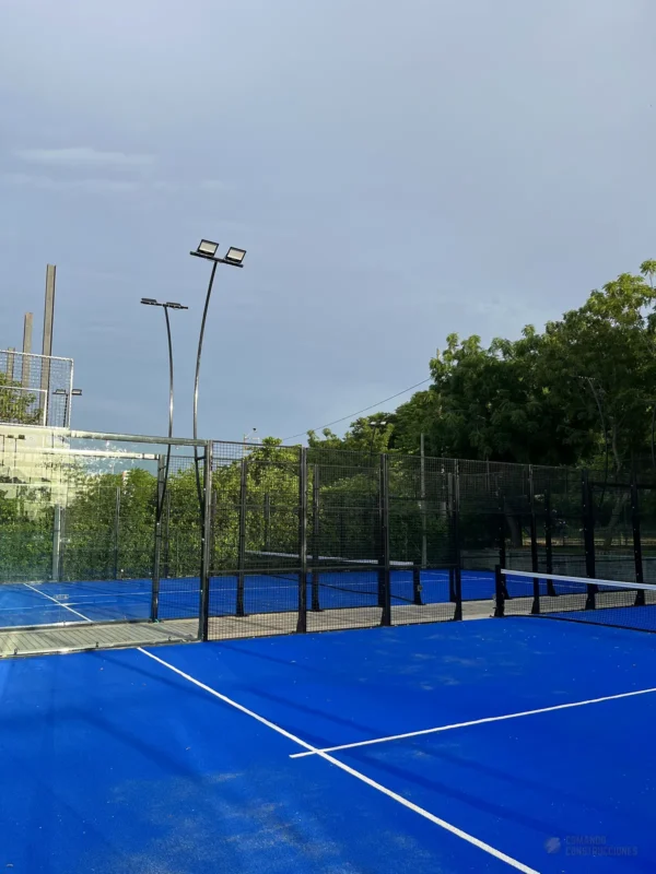 Perfilería y esquina estructural de la cancha de pádel de Blue Padel en Cartagena (2 de 2)