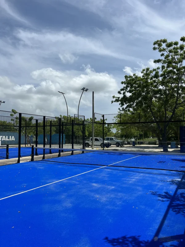Fondo de vidrio templado de la cancha de pádel de Blue Padel en Cartagena (2 de 3)