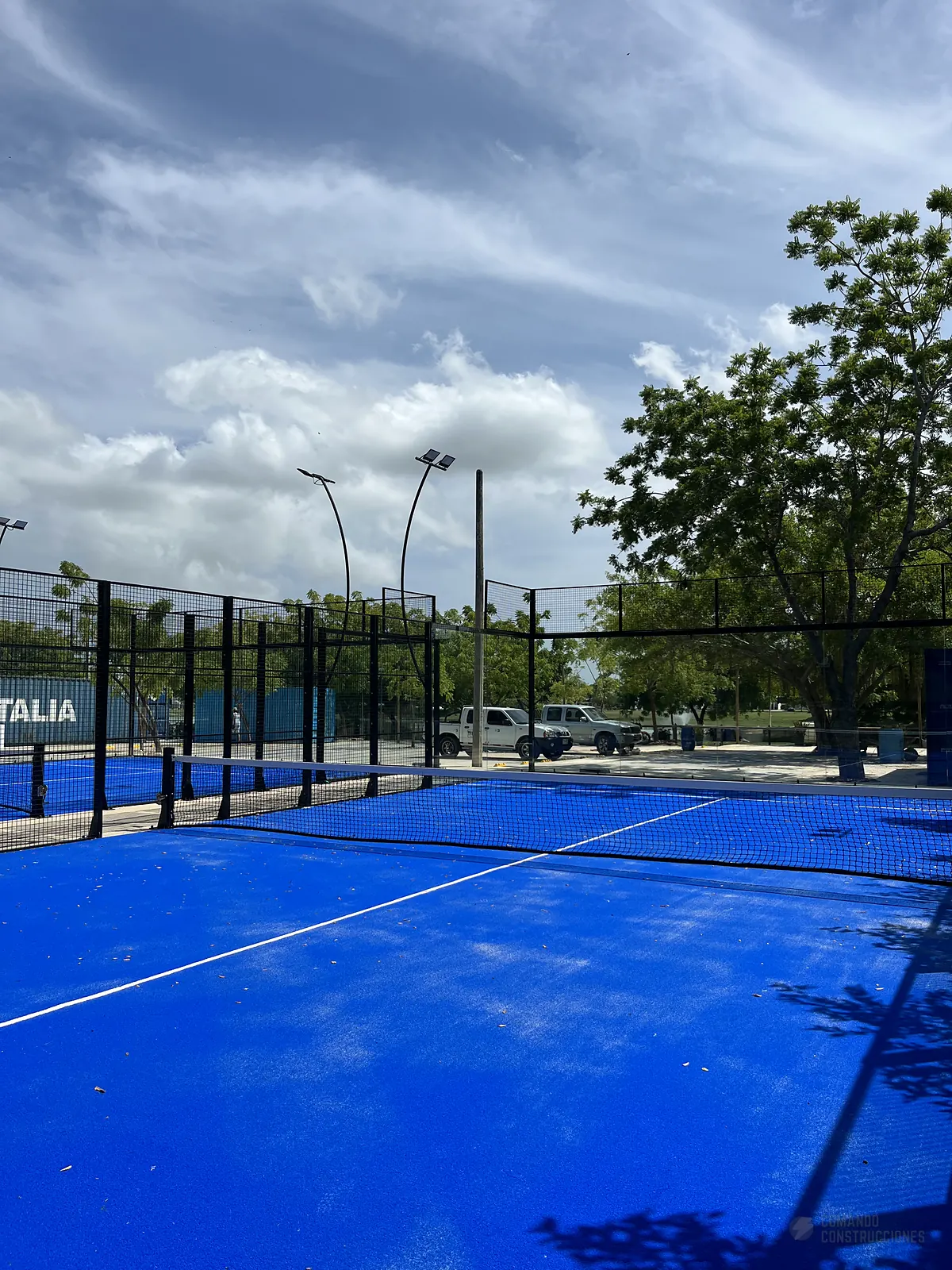 Fondo de vidrio templado de la cancha de pádel de Blue Padel en Cartagena
