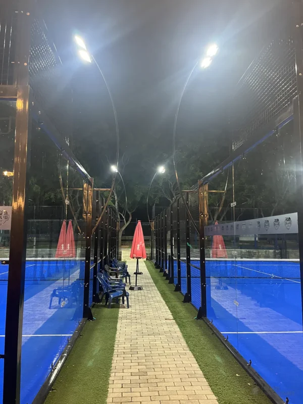 Canchas de pádel iluminadas de noche de Blue Padel en Cartagena (1 de 2)