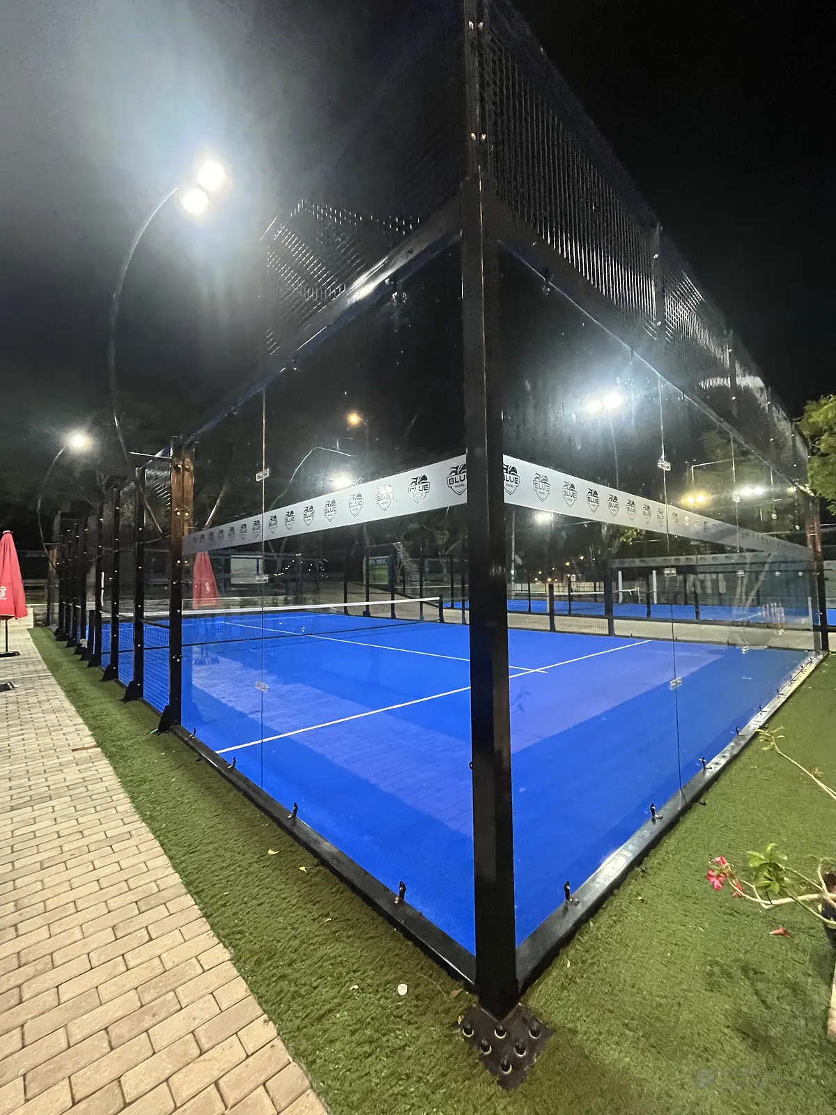 Cancha de pádel iluminada de noche de Blue Padel en Cartagena