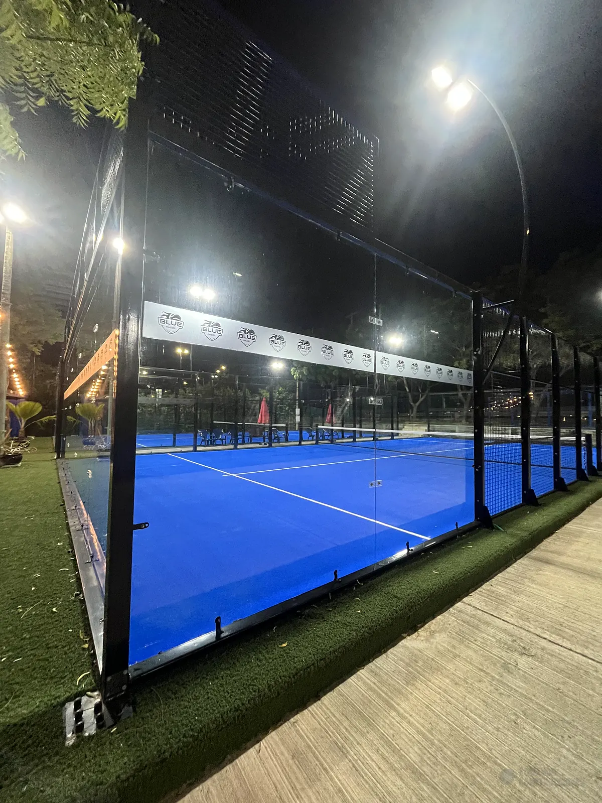 Cancha de pádel iluminada de noche de Blue Padel en Cartagena