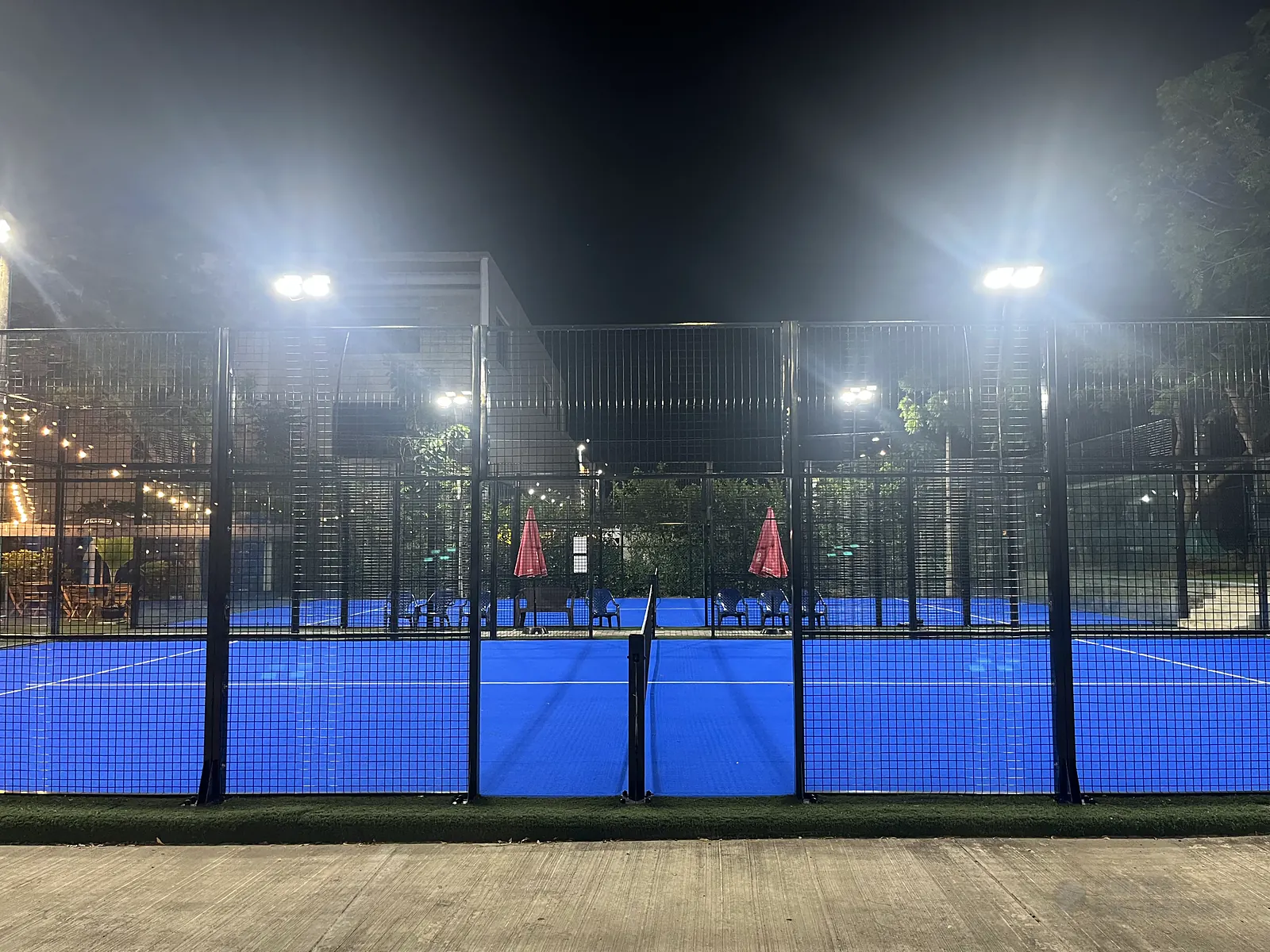 Canchas de pádel iluminadas de noche de Blue Padel en Cartagena