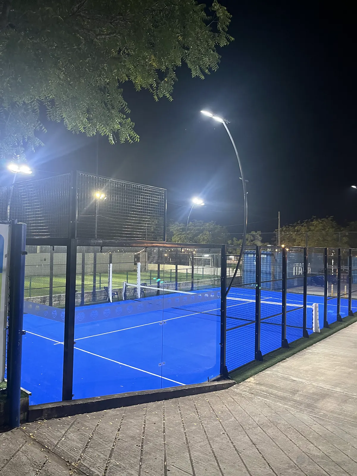 Cancha de pádel iluminada de noche de Blue Padel en Cartagena