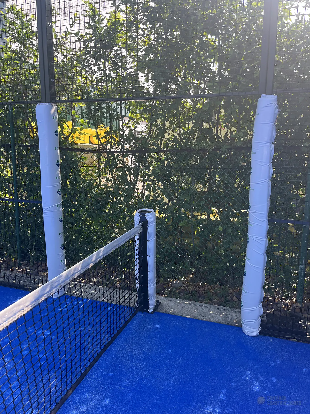 Fondo de vidrio templado de la cancha de pádel de Blue Padel en Cartagena