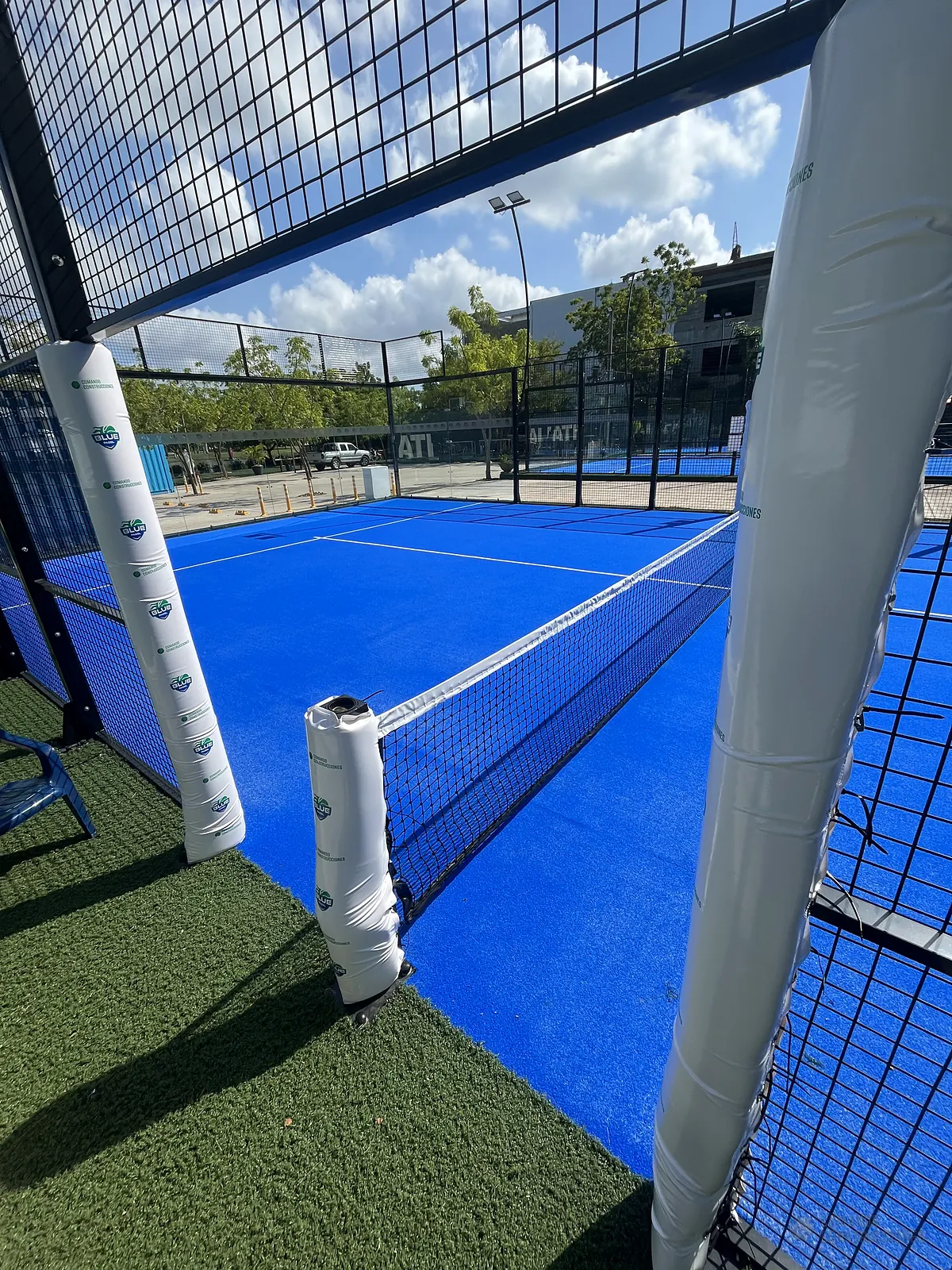 Muro de vidrio templado de la cancha de pádel de Blue Padel en Cartagena