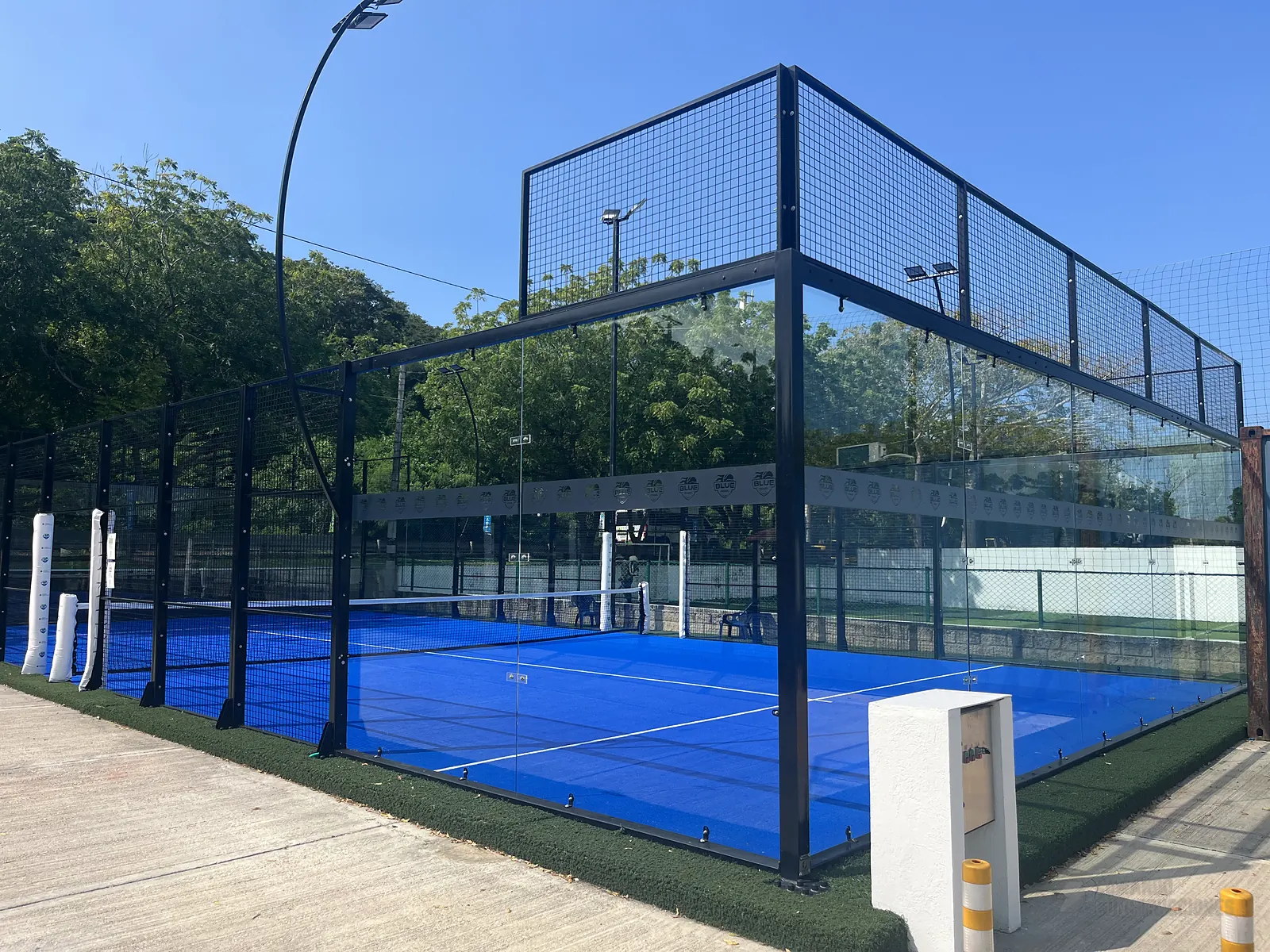 Estructura metálica y malla perimetral de la cancha de pádel de Blue Padel en Cartagena