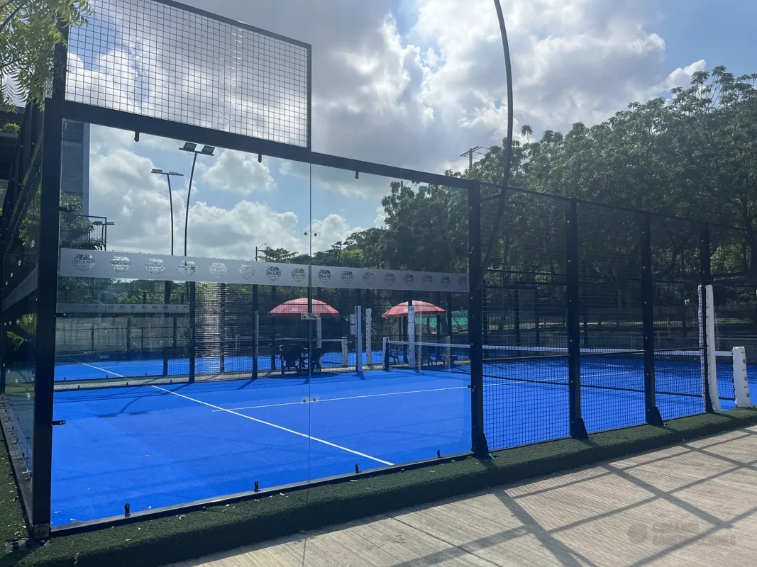 Césped sintético y líneas de juego de la cancha de pádel de Blue Padel en Cartagena (3 de 3)