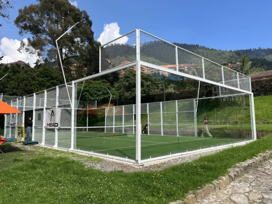 Perfilería y esquina estructural de la cancha de pádel de Cancha Central en Bogotá, en enero de 2025