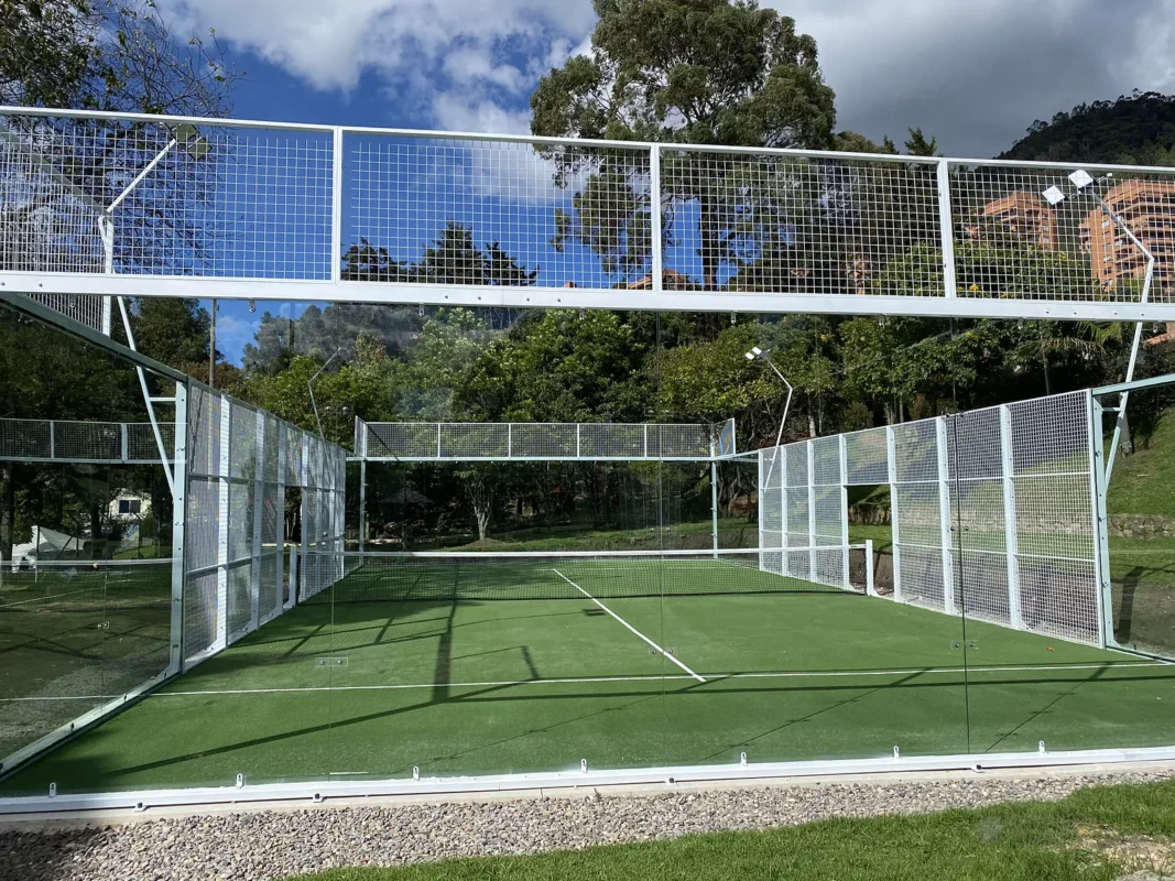 Muro de vidrio templado de la cancha de pádel de Cancha Central en Bogotá, en octubre de 2024