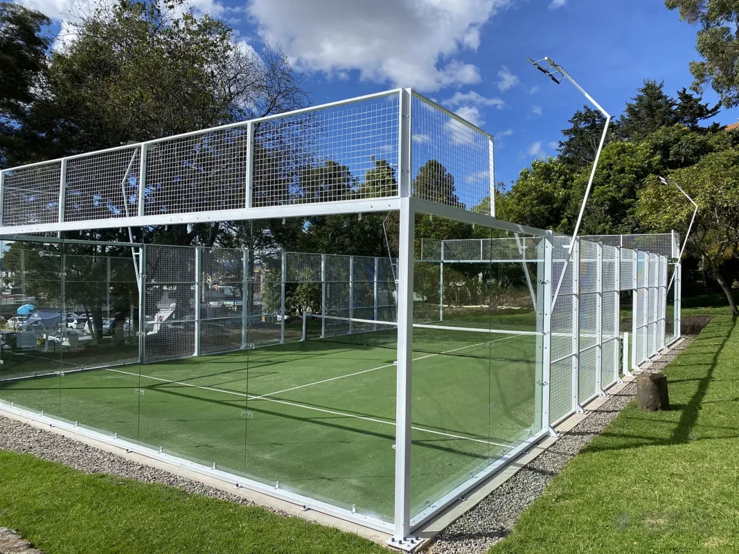Estructura metálica y malla perimetral de la cancha de pádel de Cancha Central en Bogotá, en octubre de 2024