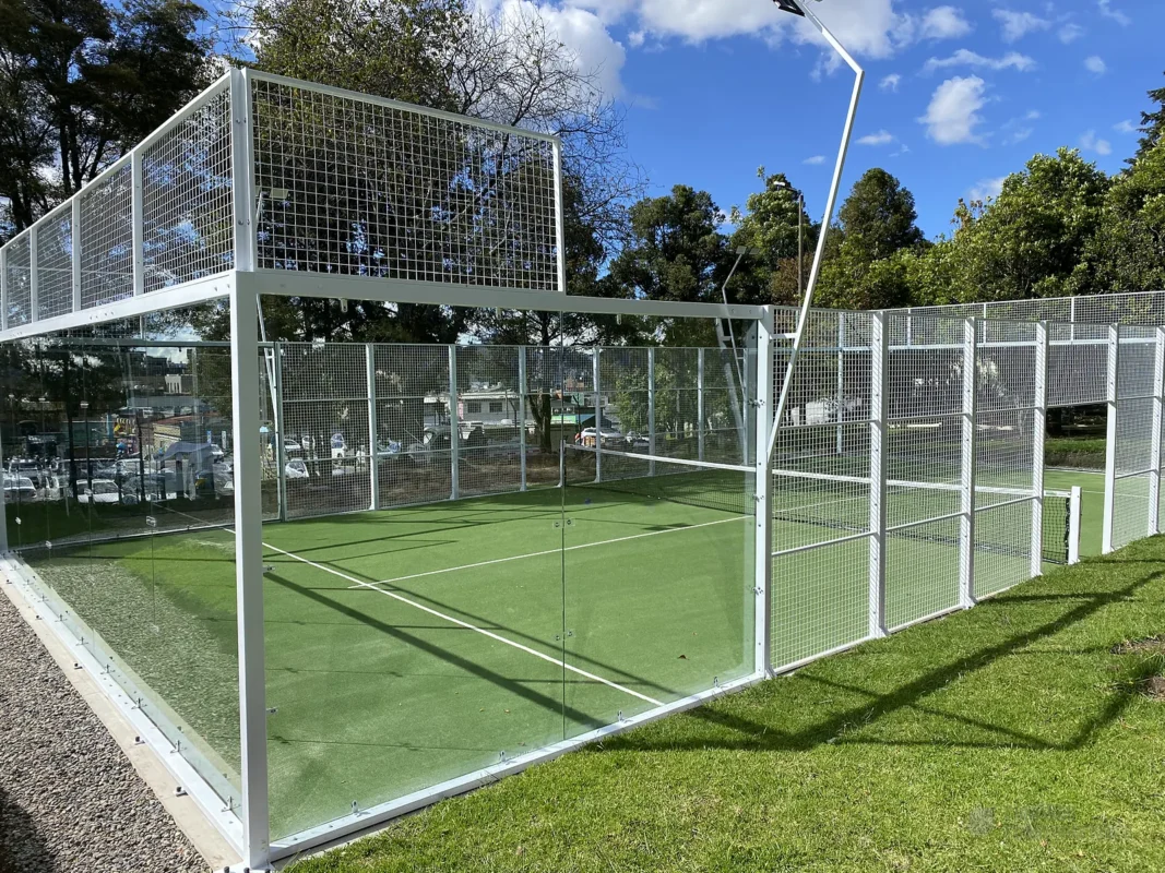 Césped sintético y líneas de juego de la cancha de pádel de Cancha Central en Bogotá