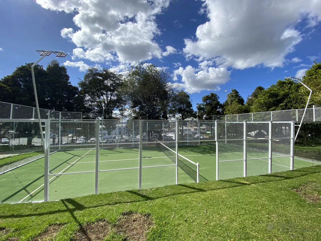 Red y postes centrales de la cancha de pádel de Cancha Central en Bogotá, en octubre de 2024