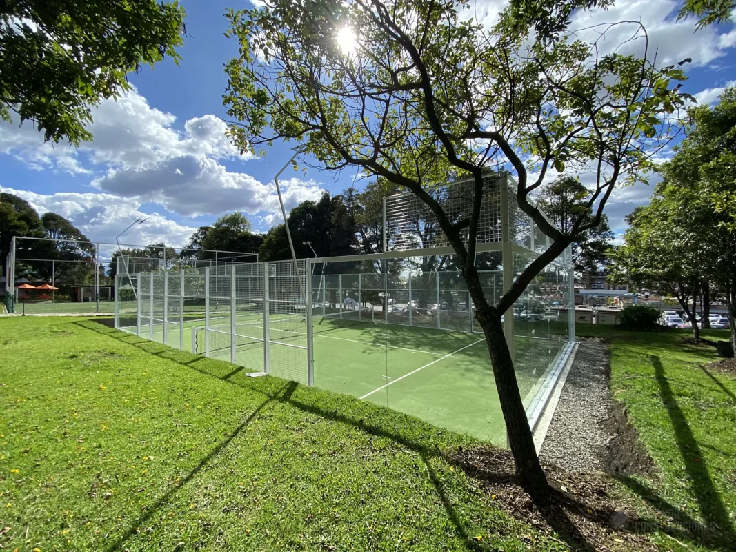 Vista en diagonal de la cancha de pádel de Cancha Central en Bogotá, en octubre de 2024