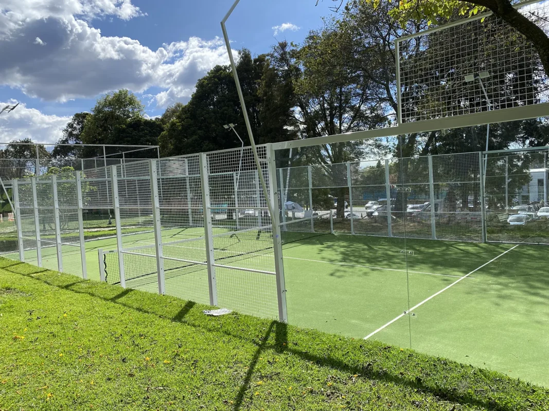 Perfilería y esquina estructural de la cancha de pádel de Cancha Central en Bogotá, en octubre de 2024